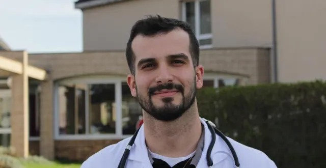 photo  le dr mehdi challam, ici devant l’ehpad public de la flèche, fait partie des trois médecins généralistes étrangers recrutés début 2024 par le service gériatrie du pôle santé sarthe et loir.  &copy;  le maine libre 