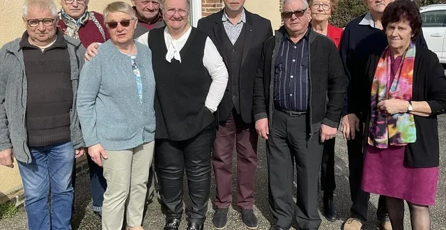 photo  le conseil d’administration du club de la détente, avec le maire.  &copy;  ouest-france 