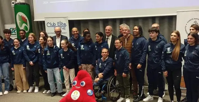 photo  une partie des membres du club élite sarthe, réunis vendredi soir, avec leurs parrains et leur marraine.  &copy;  dominique breugnot 