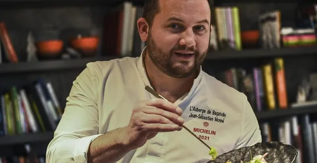 photo  lors de la cérémonie du guide michelin, organisée lundi 18 mars à tours, le chef jean-sébastien monné a conservé l’étoile de son restaurant l’auberge de bagatelle au mans.  &copy;  photo : le maine libre - denis lambert 