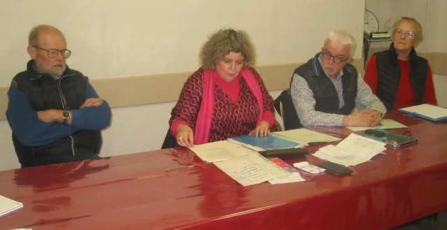 photo  denis paris (vice-président), françoise charles (présidente), philippe bigot (maire de sainte-gauburge), jeannine paris (secrétaire)  &copy;  ouest-france 