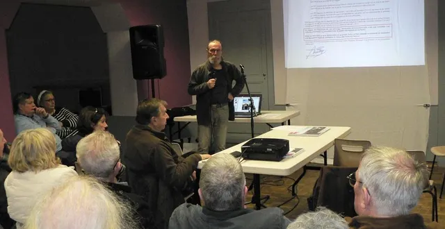 photo  christian salaün, du collectif stop éoliennes nord sarthe, a présenté le projet en cours d’instruction.  &copy;  ouest-france 