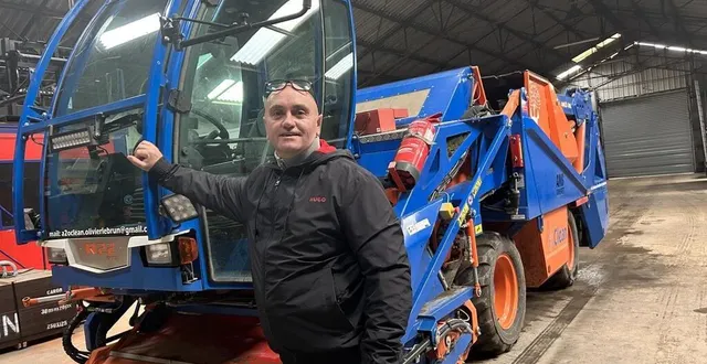 photo  olivier lebrun, gérant d’ao2 clean, devant la machine qu’il a dessinée.  &copy;  ouest-france 