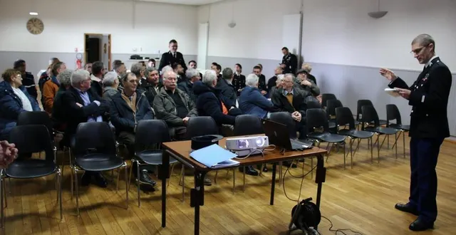 photo  devant les élus, et les gendarmes référents, william michon, lieutenant, a présenté le bilan d’activité.  &copy;  ouest-france 