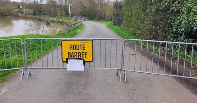 photo  pour accéder au village de montambert, les voitures ou les piétons doivent emprunter une déviation via les ecouperies  &copy;  ouest-france 