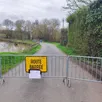 photo  la route s’est affaissée au niveau du moulin à eau et de l’étang la chaussée. jusqu’à nouvel ordre, la circulation est interdite à tous les véhicules et aux piétons. 