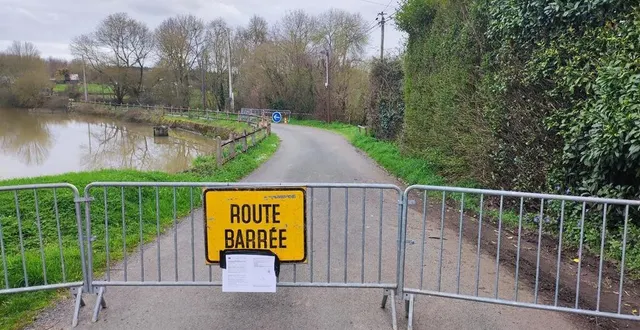 photo  la route s’est affaissée au niveau du moulin à eau et de l’étang la chaussée. jusqu’à nouvel ordre, la circulation est interdite à tous les véhicules et aux piétons.  &copy;  co 