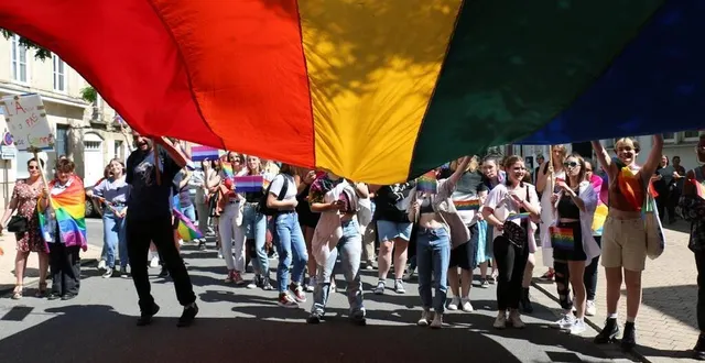 photo  la marche des fiertés à alençon avait rassemblé des militants des droits des personnes lesbiennes, gays, bisexuelles et transgenres.  &copy;  archives ouest-france 