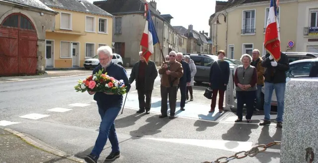 photo  le maire maurice vavasseur dépose la traditionnelle gerbe en reconnaissance de la journée du souvenir.  &copy;  le maine libre 