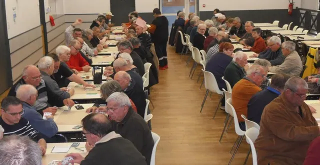 photo  plus de 400 joueurs ont tapé le carton aux fils des parties  &copy;  le maine libre 