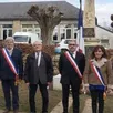 photo  les quatre maires entourés des drapeaux des anciens combattants.. 