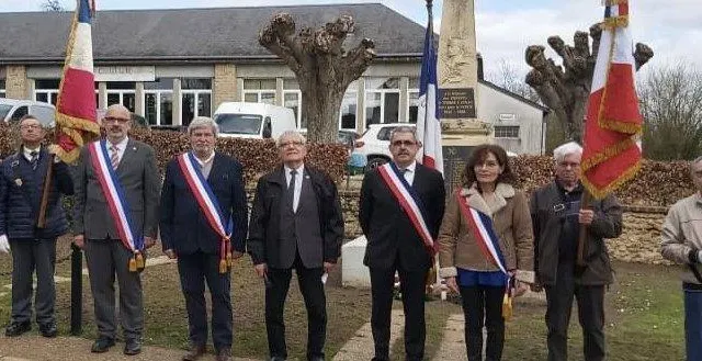 photo  les quatre maires entourés des drapeaux des anciens combattants..  &copy;  ouest-france 