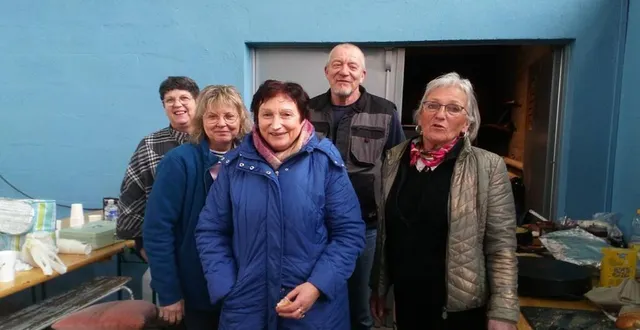 photo  les membres du comité de jumelage sont nombreux à apprécier les brocantes.  &copy;  ouest-france 