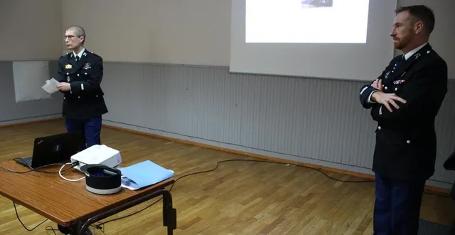 photo  devant les élus et les militaires de la cob, le lieutenant william michon, à gauche, a présenté le bilan d’action 2023.  &copy;   le maine libre 