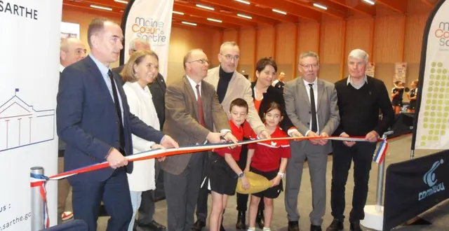 photo  les personnalités autour d’emmanuel aubry, le préfet et de david chollet, président communautaire.   &copy;  le maine libre 