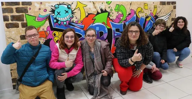 photo  la fresque a été réalisée avec l’aide de l’artiste plasticienne ayse topkara.  &copy;  adapéi 