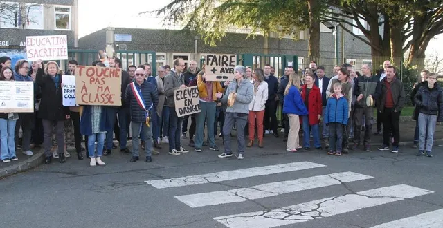 photo  les professeurs, élèves, élus et personnel administratif dénoncent une réforme qui va entraîner un travail dégradé dans les collèges.  &copy;  le maine libre 