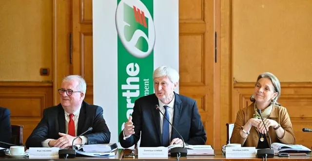 photo  régis vallienne, président de la commission des finances, dominique le mèner, président du département de la sarthe, et véronique cantin, vice-présidente de la commission des finances, ont présenté les grandes lignes du budget 2024.  &copy;  @cd72 