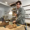 photo rodolphe lecompte ne ferme la porte à aucune proposition dans le domaine de la réparation ou la création de chaussures. le jeune artisan est en demande de projets stimulants au sein de son nouvel atelier.
