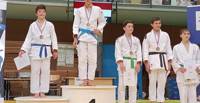 photo  le niortais raphael vinolo (sur la plus haute marche) devrait se mêler à la lutte pour le titre chez les moins de 55 kg.  &copy;  dan 79 