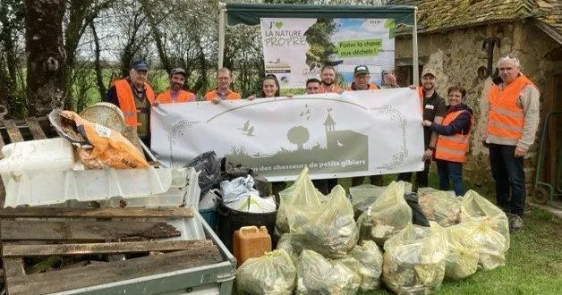 photo  l’engagement de citoyens pour l’opération a permis de nettoyer la nature de 3 m³ de déchets à rouperroux-le-coquet.  &copy;  le maine libre 