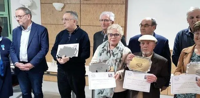 photo  les médaillés et les membres de la jeunesse et des sports du comité départemental.  &copy;  le maine libre 