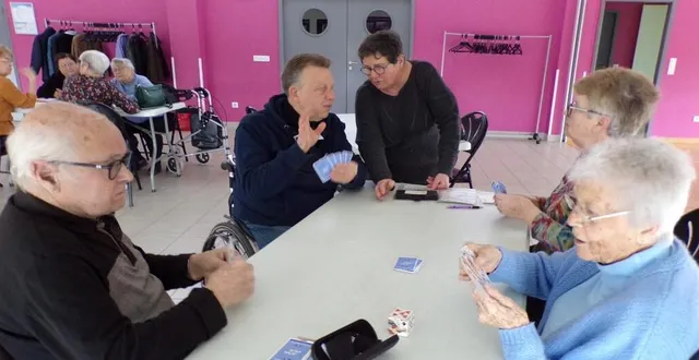 photo  à droite, renée et son dé, qui n’a pas sa pareille pour compter les points des cartes.  &copy;  le maine libre 