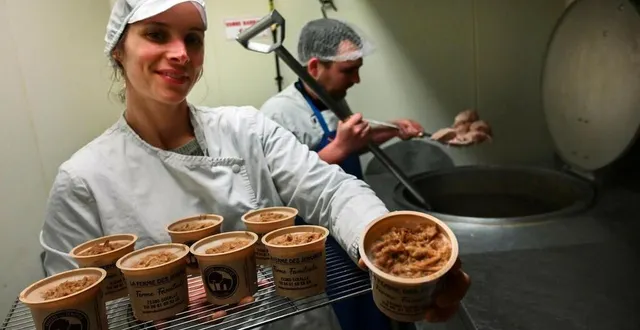 photo  ces deux jours sont aussi l’occasion de discuter avec les producteurs, ici élodie champclou.  &copy;  archives le maine libre - denis lambert 