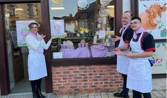 photo  patrick lehoux et ses collaborateurs offrent le repas aux enfants des trois restaurants scolaires du sivos du lorouër.  &copy;  le maine libre 