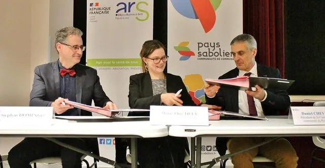 photo  stephan domingo, le directeur de l’agence régionale de santé (ars) en sarthe, marie-élize tilly, sous-préfète de la flèche, et daniel chevalier, président du pays sabolien, ont signé ensemble le contrat local de santé, mardi 19 mars 2024, au bailleul.  &copy;  ouest-france 