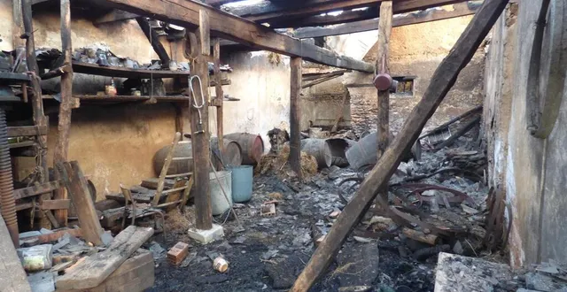 photo  à l’intérieur du bâtiment effondré lors de l’incendie du dimanche 17 mars 2024, à bazouges-cré-sur-loir, les débris fument encore.  &copy;  ouest-france 