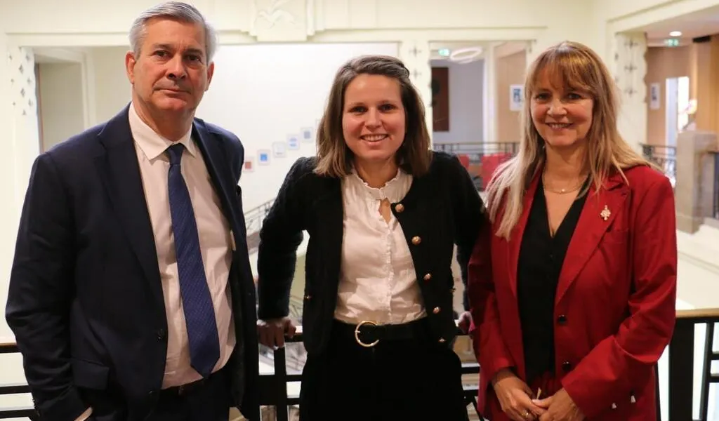 La ministre des Relations avec le Parlement en visite à Lorient pour