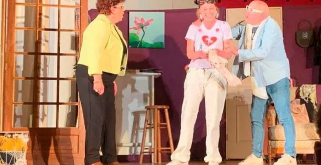 photo  les comédiens de l’art-scène, en pleine répétition de la pièce de gilbert leriche, « à part ça… tout va mal ». ils sont sur scène à la guierche, samedi soir.  &copy;  ouest-france 