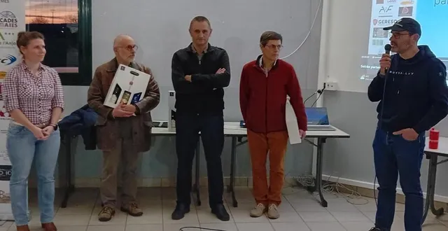 photo  david reignier, à droite, et cécile barbé, vice-présidente, ont remercié trois personnes pour leur implication dans la préparation du trail.  &copy;  le maine libre 