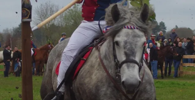 photo  ficher le bout ferré de sa lance dans le poteau de quintaine est une vraie prouesse.  &copy;  archives le maine libre 