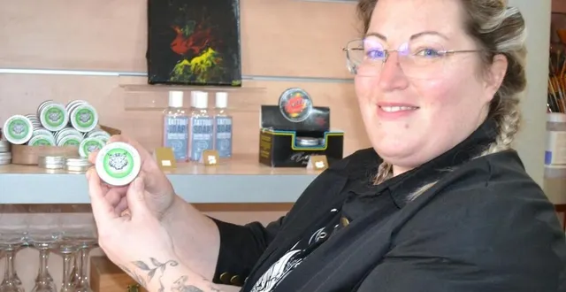 photo  lyryska présente son baume de soin après tatouage 100 % naturel.   &copy;  le maine libre 