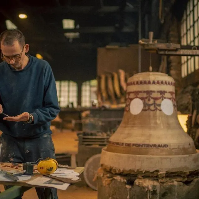 À l’abbaye de Fontevraud, “Julie” est la cinquième et avant-dernière cloche du projet À toute volée, décorée par Vincent Olinet. Tomasz Namerla photo à l’abbaye de fontevraud, “julie” est la cinquième et avant-dernière cloche du projet à toute volée, décorée par vincent olinet. © tomasz namerla