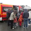 photo  une vingtaine de garçons et filles, accompagnés de leur famille, ont pu découvrir le centre et son matériel, tenir une lance à incendie… 