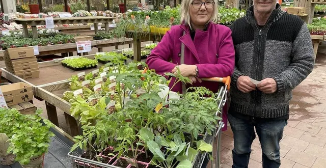 photo  nathalie et thierry, de montbizot, font le plein de plants de légumes pour pouvoir redonner vie à leur potager… mais seulement après les saints de glace.  &copy;  le maine libre 