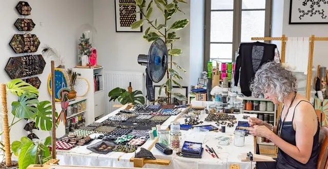 photo  aurore thuault dans son atelier de beaulieu-sous-la roche en vendée.  &copy;  simon bourcier 