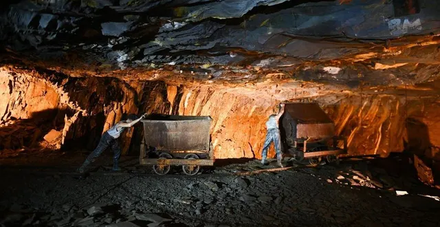 photo  la mine bleue offre une immersion dans le monde des mineurs du début du xxe siècle. avec une visite à 126 m sous terre, puis un parcours extérieur ponctué notamment d’une démonstration de fente d’ardoises.  &copy;  franck dubray / ouest france 