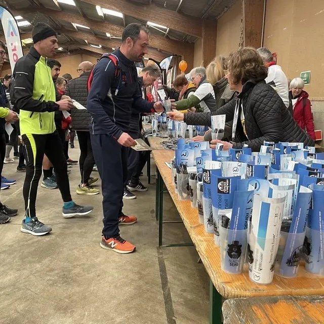 photo un village partenaire accueille les participants au départ. ils reçoivent tous quelques goodies.  ©  ouest-france