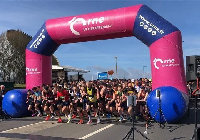 photo le départ d’alençon - la croix médavy a été déplacé devant la luciole pour laisser plus de place aux coureurs.  ©  ouest-france