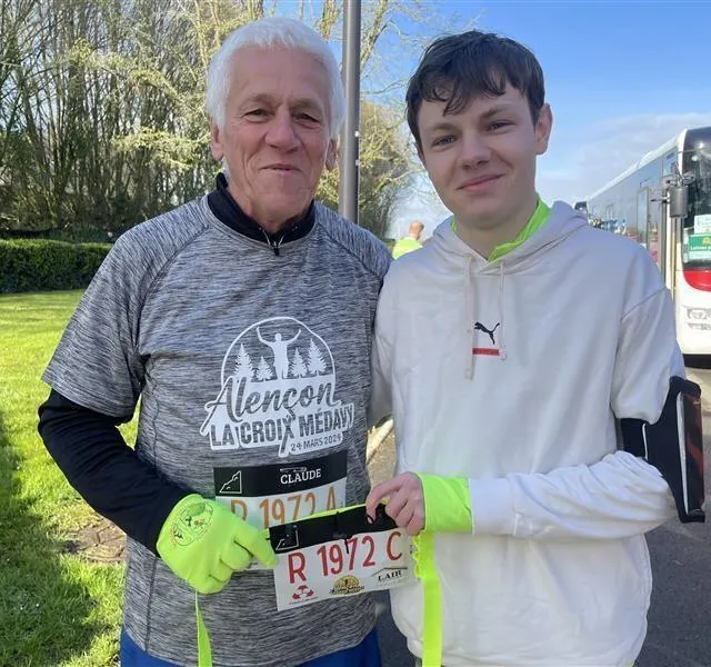 photo claude et maxime le blanc, grand-père et petit-fils, participent au relais d’alençon - la croix médavy 2024.  ©  ouest-france
