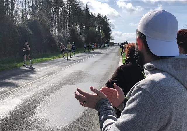 photo sur le bord de la route, de nombreux spectateurs/supporters étaient aussi présents.  ©  ouest-france