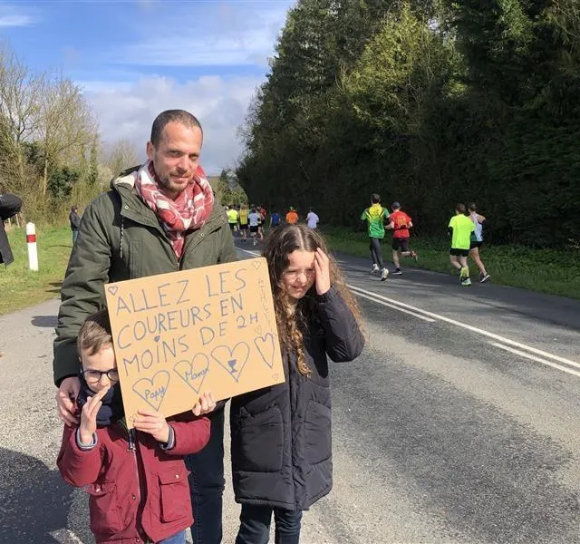 photo avec leur papa maxime, hypolite et clotilde sont venus encourager leur maman et leur grand-père.  ©  ouest-france