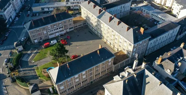 photo  le parking silo sera construit à l’arrière de la caserne des pompiers de l’académie, à l’entrée du quartier de l’esvière et à deux pas du château.  &copy;  archives co - josselin clair 