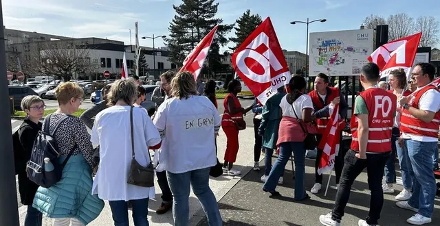 photo  plusieurs agents de l’ehpad saint-nicolas se sont mobilisés jeudi dernier devant l’entrée du chu d’angers à l’appel de force ouvrière.  &copy;  fo 