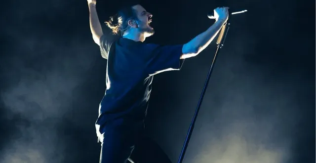 photo  entre pop urbaine et chanson française, lombre cherche la lueur dans l’obscurité.  &copy;  david vacher 