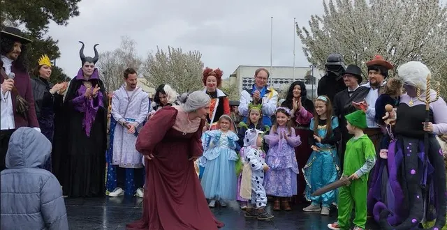 photo  et les vainqueurs du balai d’or sont… les villainous, une bande 24 membres, qui se sont déguisés en personnage de conte comme cendrillon, raiponce, crochet.  &copy;  ouest-france 